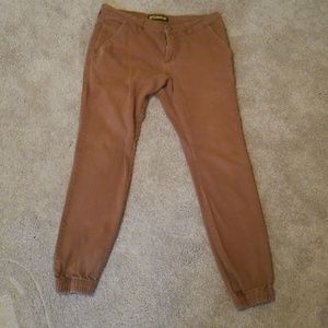 Crash, brown jogger Jean's